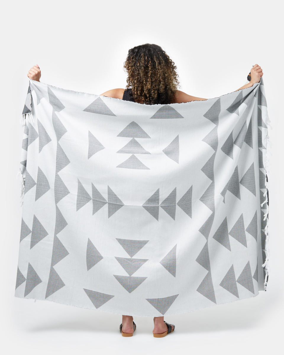 Tentree Geo Beach Blanket - Jet Black Cloud White