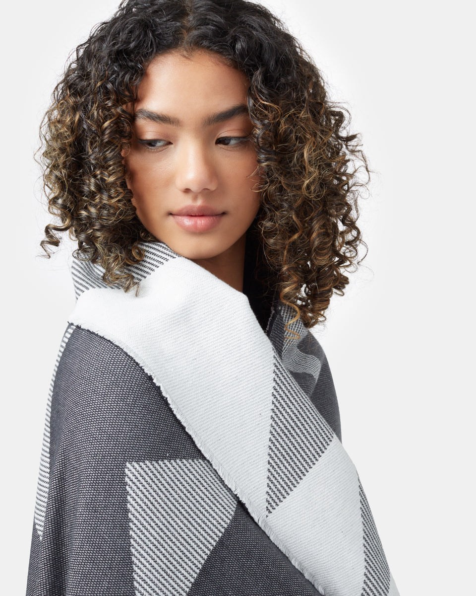 Tentree Geo Beach Blanket - Jet Black Cloud White