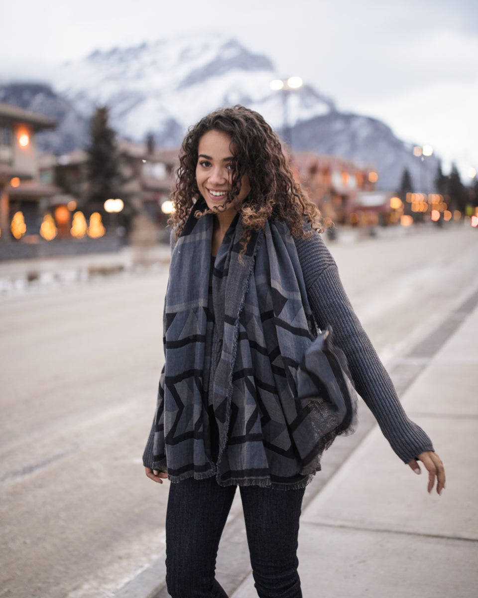 Tentree Cotton Geo Blanket Scarf - Meteorite Black_Dark Ocean Blue